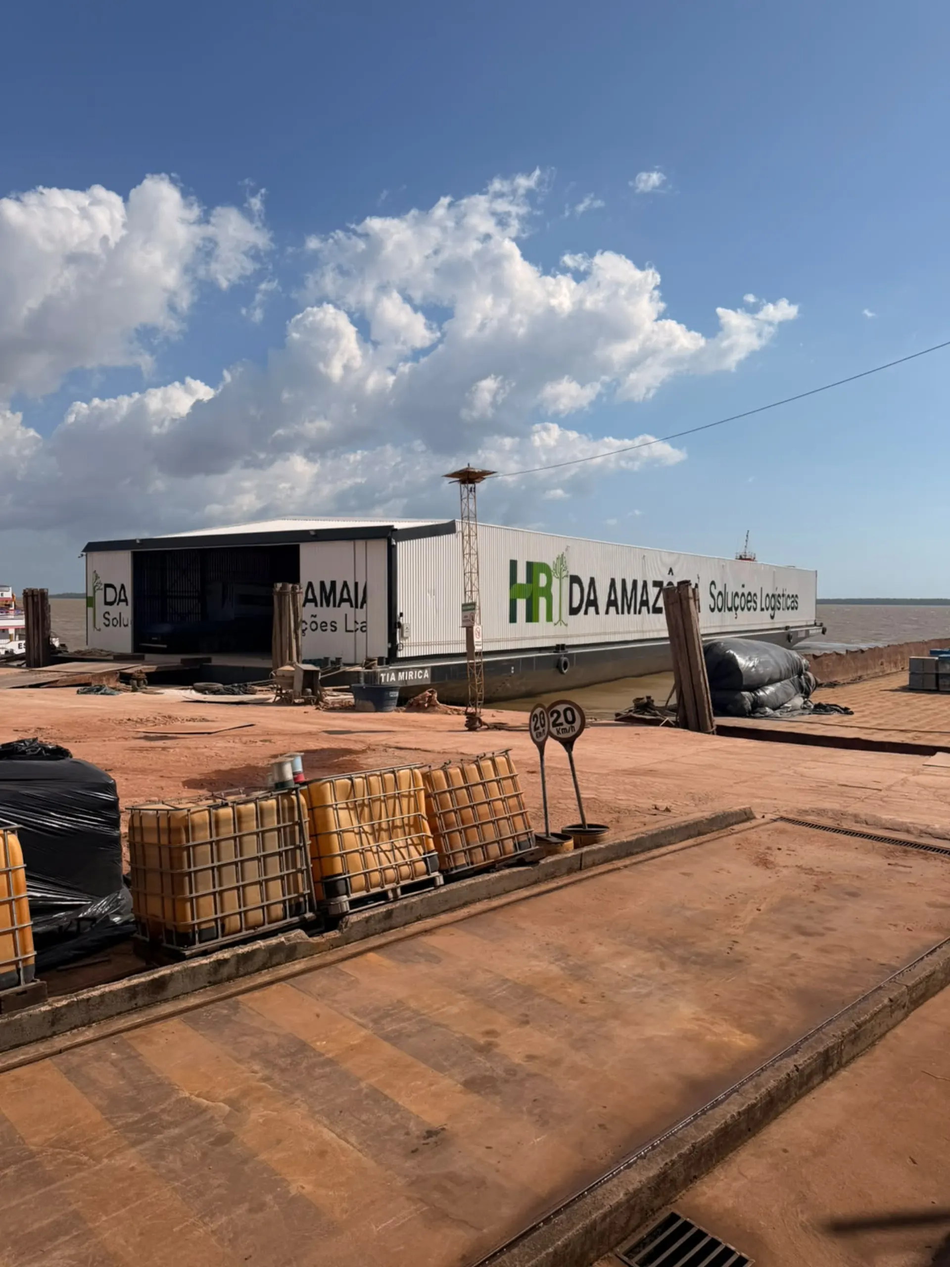 Balsa com container atracada em porto amazônico